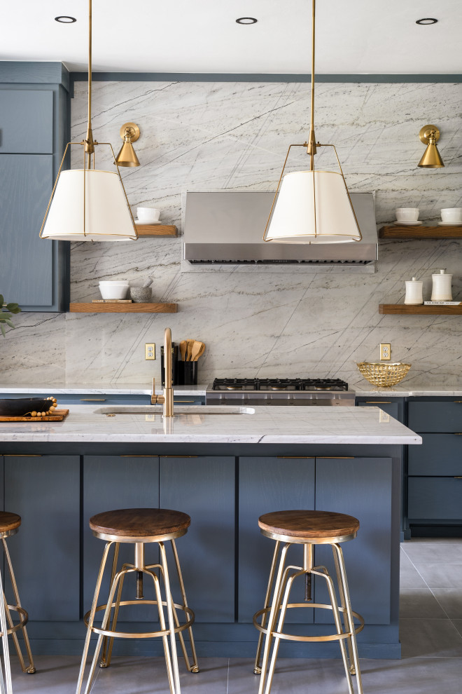 Свежая идея для дизайна: кухня в стиле кантри с фартуком из мрамора, островом, серым полом и синей столешницей - отличное фото интерьера