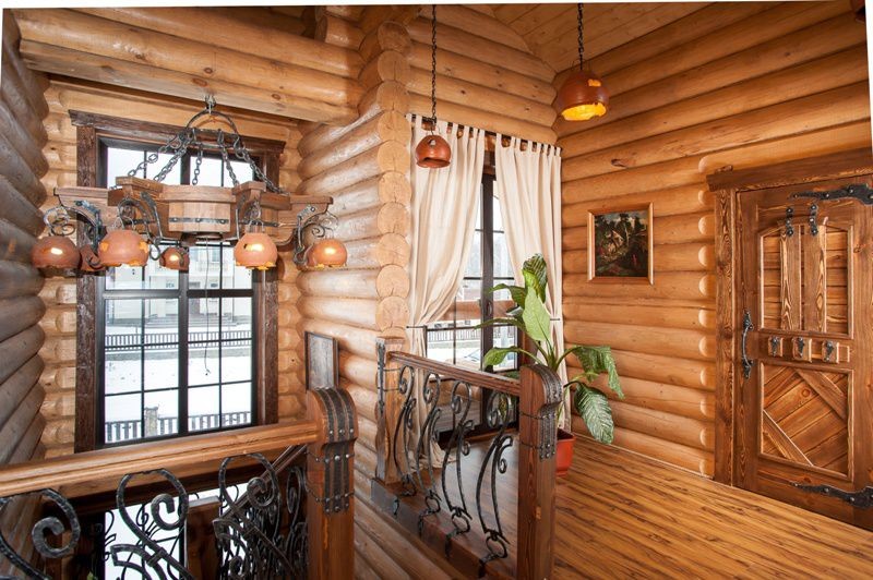 Оформление лестницы и холлов в бревенчатом доме