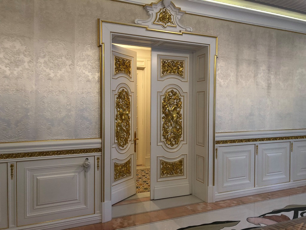 Панели с дверьми.