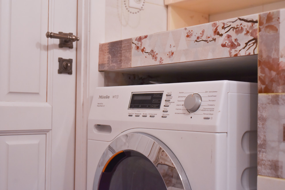 Перепланировка квартиры с радиальной фасадной стеной, авторская мозаика.