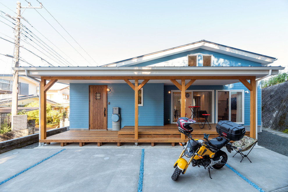 Источник вдохновения для домашнего уюта: одноэтажный, синий частный загородный дом среднего размера в морском стиле с полувальмовой крышей, металлической крышей и синей крышей
