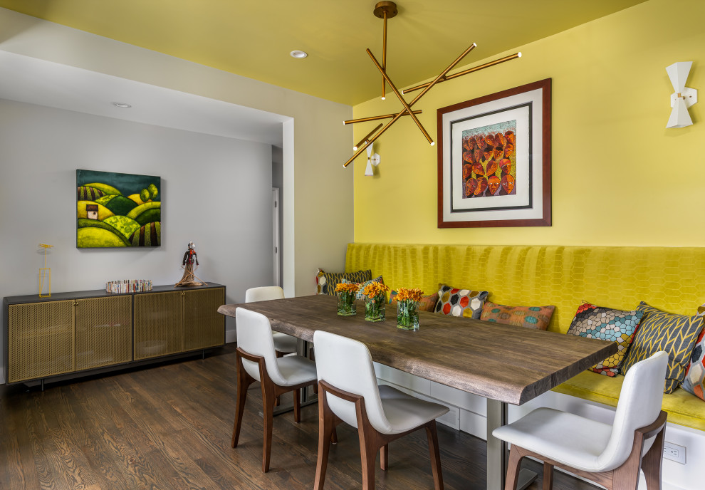 Inspiration pour une petite salle à manger vintage avec un mur vert, parquet foncé, aucune cheminée et un sol marron.