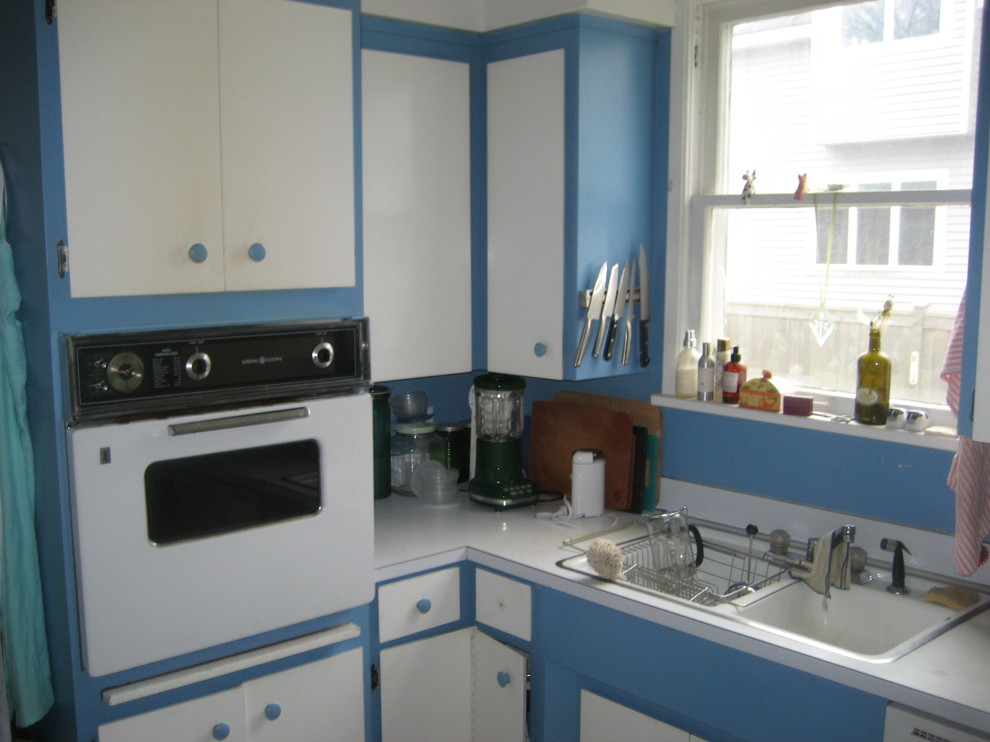 Kitchen - transitional kitchen idea in Seattle