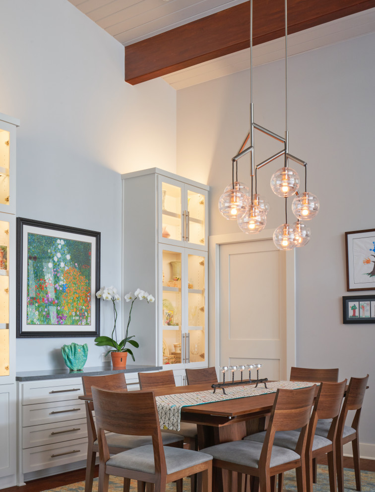 Immagine di una sala da pranzo aperta verso la cucina moderna di medie dimensioni con pareti grigie, pavimento in legno massello medio, pavimento marrone e soffitto in perlinato