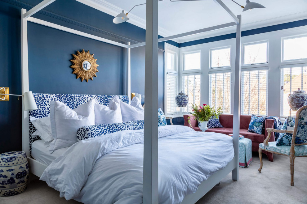 Esempio di una grande camera degli ospiti contemporanea con pareti blu, moquette, camino classico, pavimento beige e abbinamento di mobili antichi e moderni