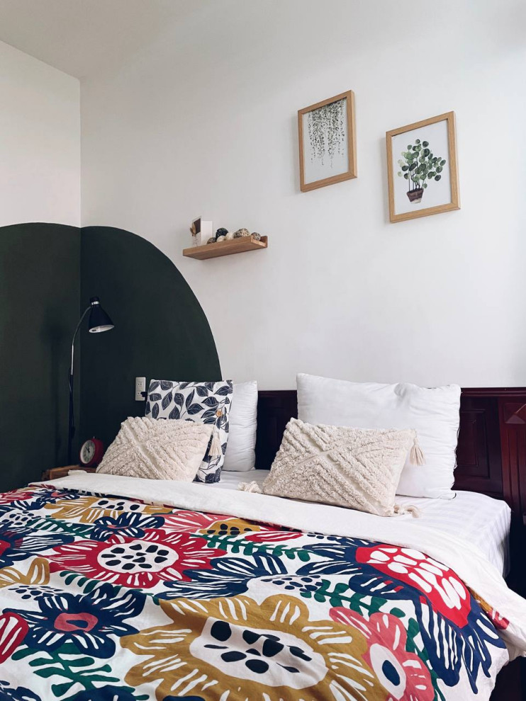 На фото: маленькая хозяйская спальня в скандинавском стиле с зелеными стенами, полом из керамогранита, розовым полом и акцентной стеной для на участке и в саду с