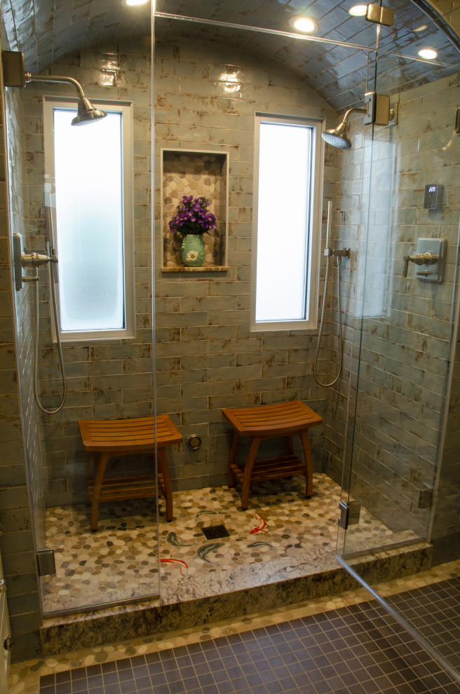 Exempel på ett mellanstort amerikanskt grön grönt en-suite badrum, med släta luckor, vita skåp, en öppen dusch, en toalettstol med hel cisternkåpa, grön kakel, keramikplattor, gröna väggar, klinkergolv i keramik, ett undermonterad handfat, granitbänkskiva, grönt golv och dusch med gångjärnsdörr