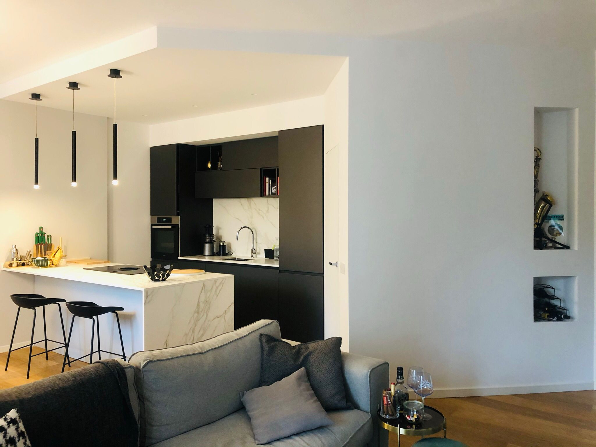 VIA MARTINETTI | Soggiorno con cucina nera
