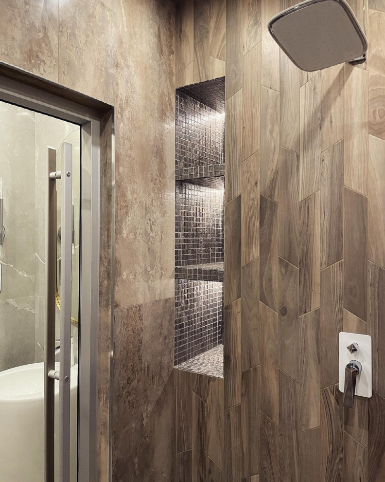 Idée de décoration pour une salle de bain design en bois brun de taille moyenne avec un placard à porte plane, un espace douche bain, un carrelage marron, des carreaux de porcelaine, un mur marron, un sol en carrelage de porcelaine, hammam, un sol gris et une cabine de douche à porte battante.