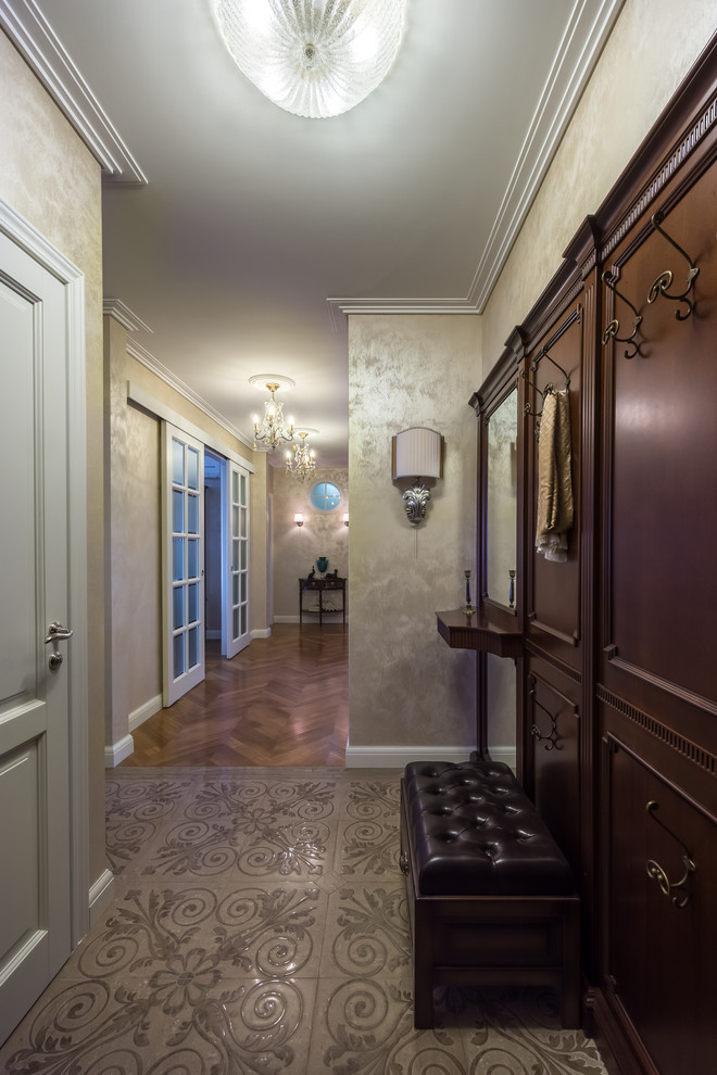 Design ideas for a traditional entryway in Moscow.