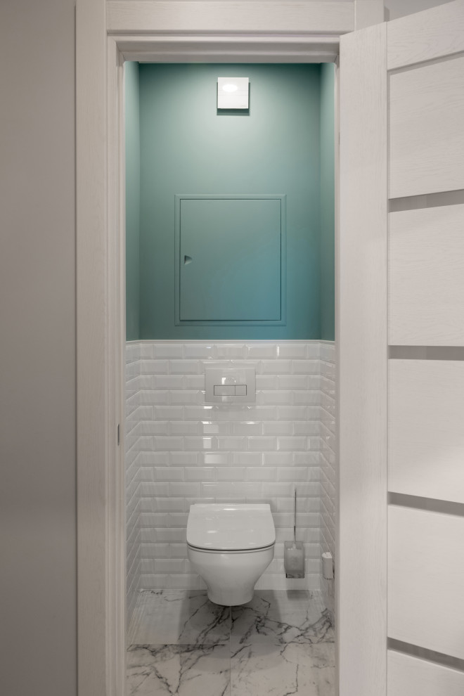 Foto di un piccolo bagno di servizio tradizionale con WC sospeso, piastrelle bianche, piastrelle in ceramica, pareti verdi, pavimento in gres porcellanato e pavimento bianco