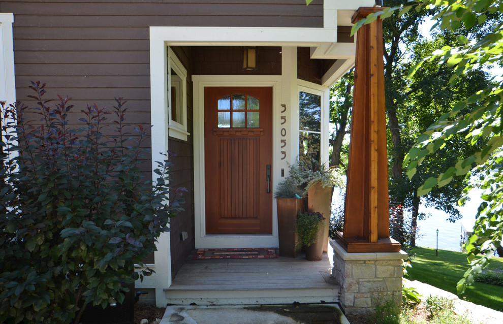 Example of a transitional entryway design in Milwaukee