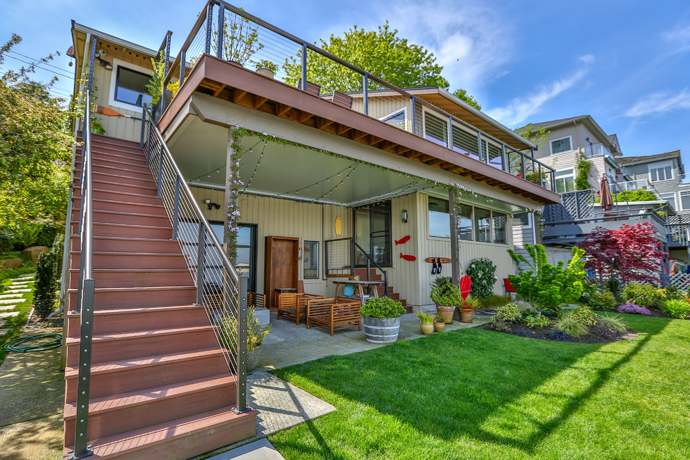 Photo of a mid-sized modern backyard deck in Seattle.