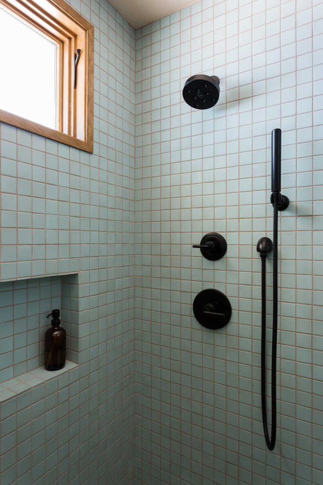 Источник вдохновения для домашнего уюта: маленькая ванная комната в стиле ретро с зелеными фасадами, открытым душем, унитазом-моноблоком, синей плиткой, керамической плиткой, полом из керамической плитки, душевой кабиной, подвесной раковиной, синим полом, открытым душем, тумбой под одну раковину и подвесной тумбой для на участке и в саду