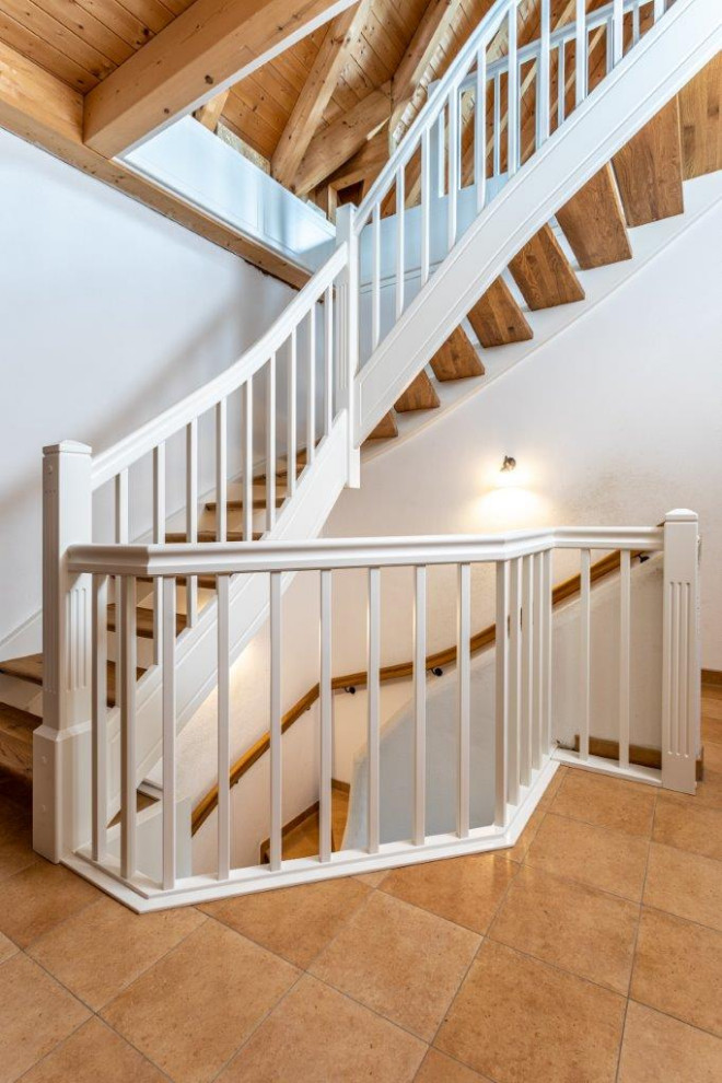 Идея дизайна: лестница в стиле кантри с деревянными ступенями и деревянными перилами без подступенок