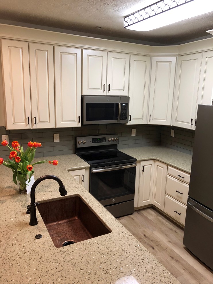 Kitchen - mid-sized transitional kitchen idea