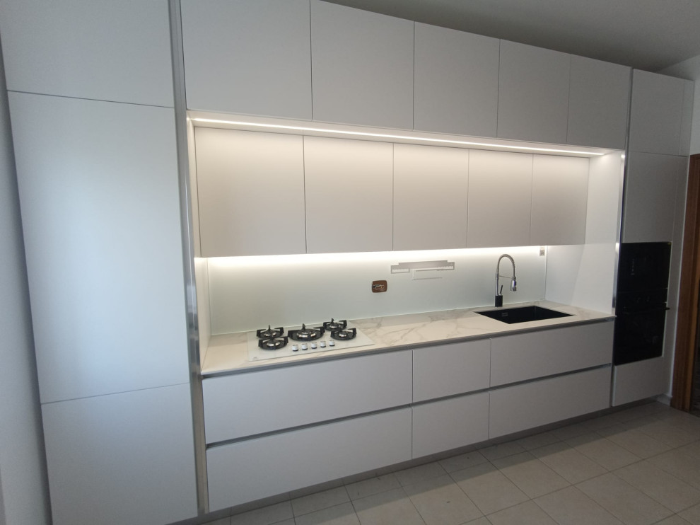 Cucina Laccato Opaco Bianco c/Neolith e Magnetolab