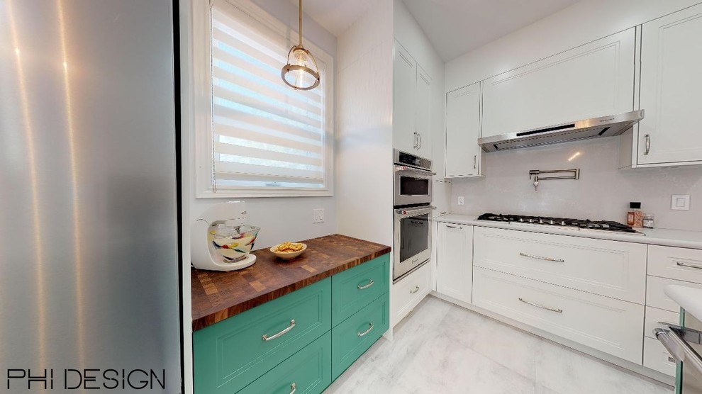 Eat-in kitchen - mid-sized transitional l-shaped porcelain tile and gray floor eat-in kitchen idea in Toronto with a single-bowl sink, shaker cabinets, white cabinets, quartz countertops, white backsplash, stone slab backsplash, stainless steel appliances, an island and white countertops