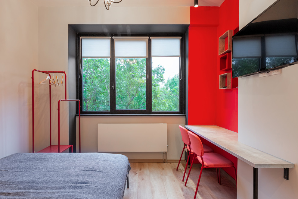 Студия с красными акцентами