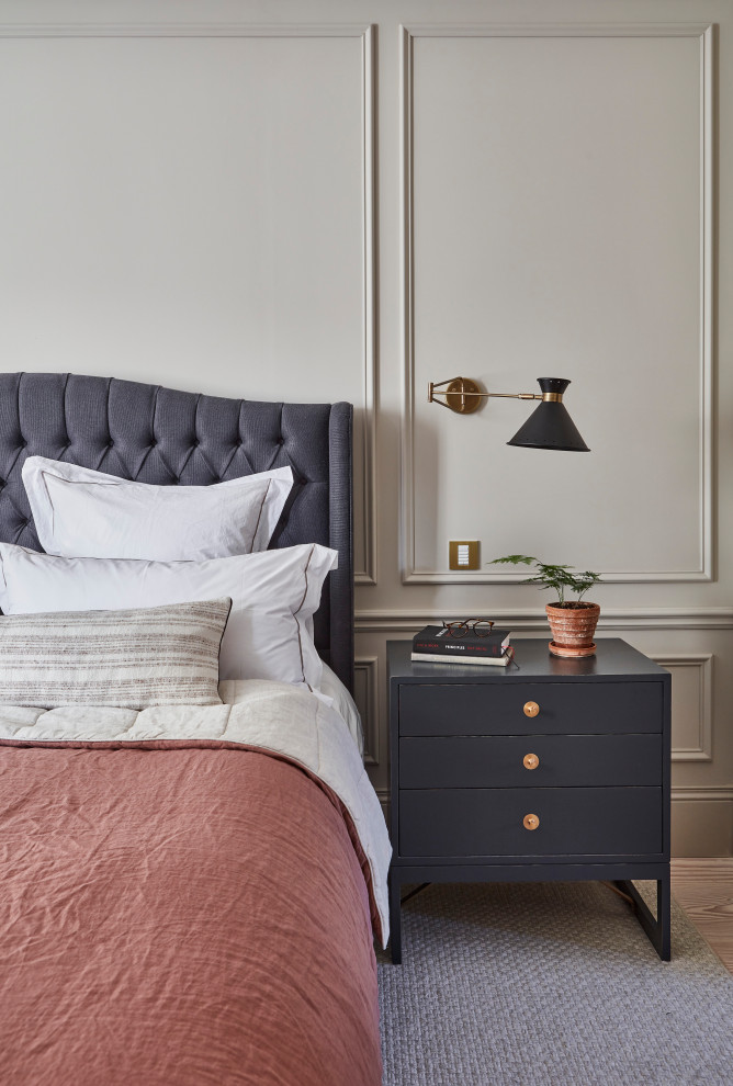 Mittelgroßes Skandinavisches Hauptschlafzimmer mit beiger Wandfarbe, hellem Holzboden, braunem Boden und Wandpaneelen in London