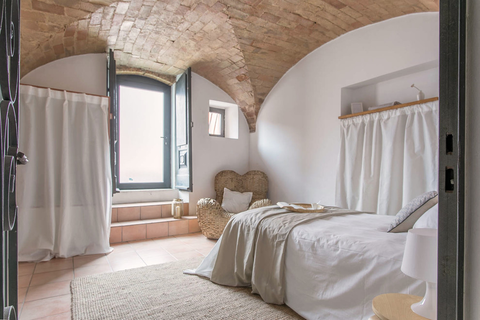 Esempio di una camera da letto mediterranea