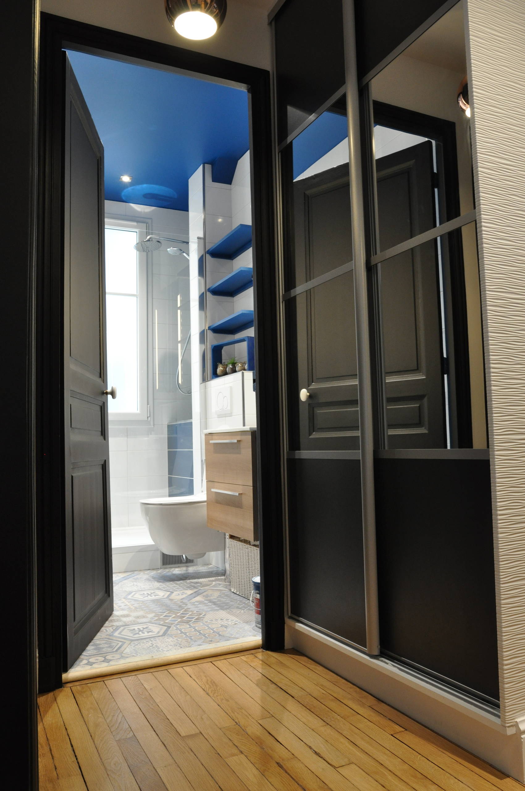 salle de bain bleu et blanc