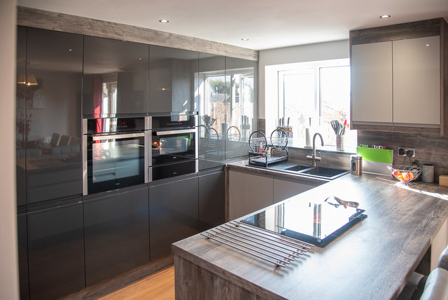 Open plan handleless gloss kitchen trendy-koekken