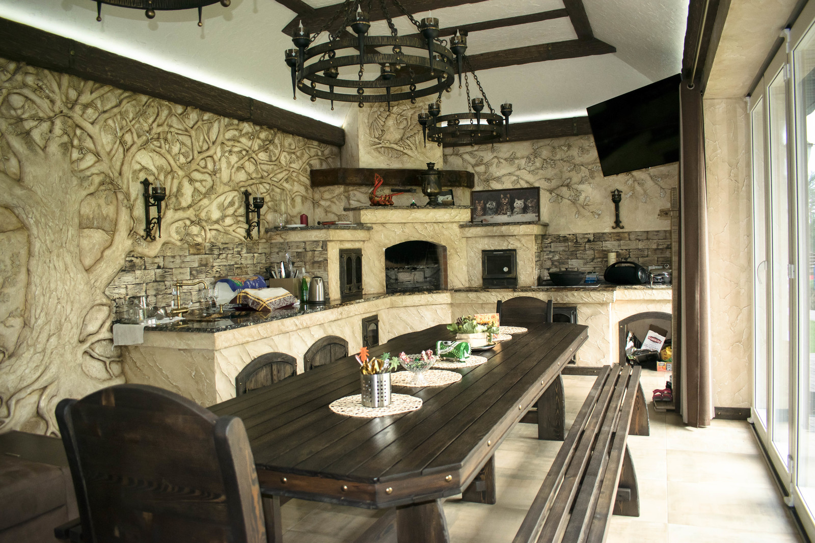 Крытая терраса с мангальной зоной в скандинавском стиле.