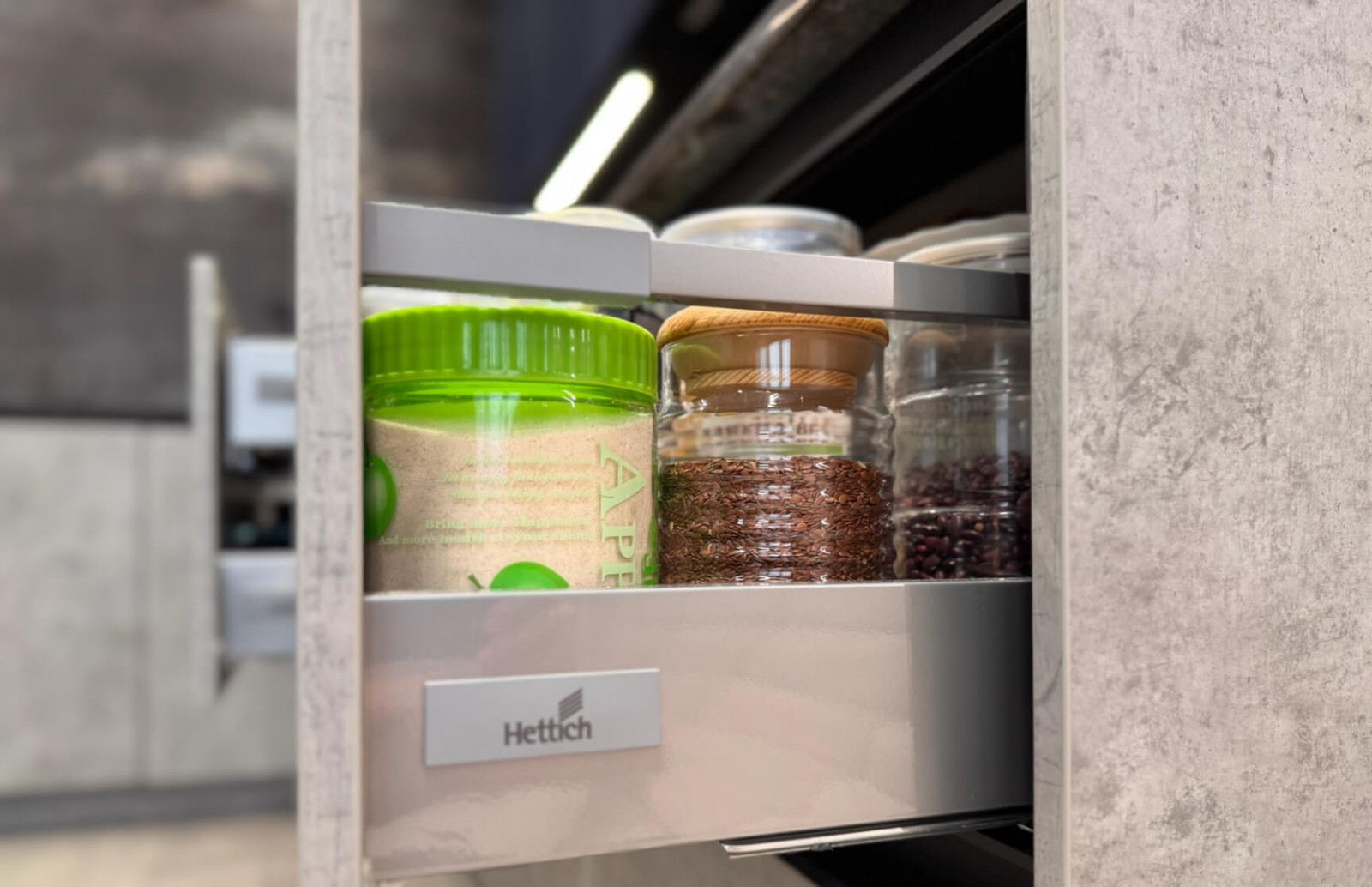 Современная угловая кухня лаконичный графит