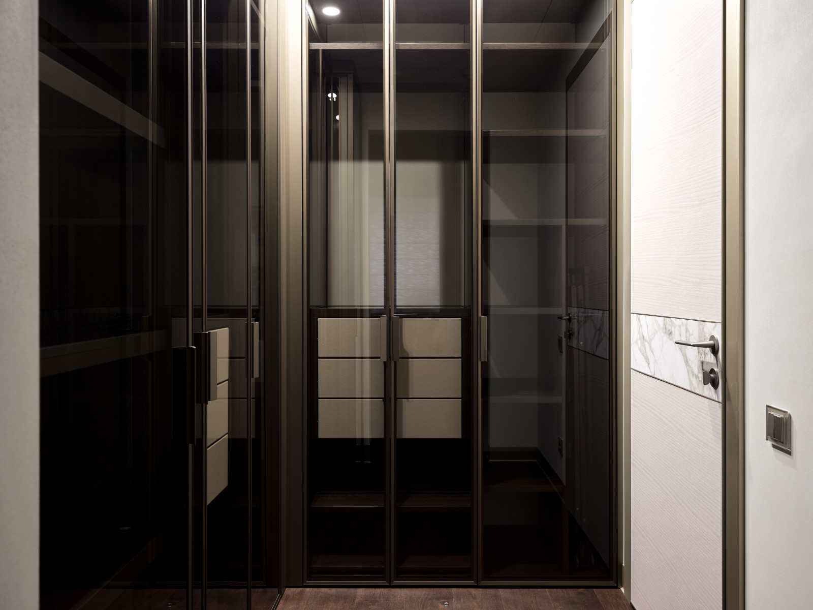 Стеклянная гардеробная система