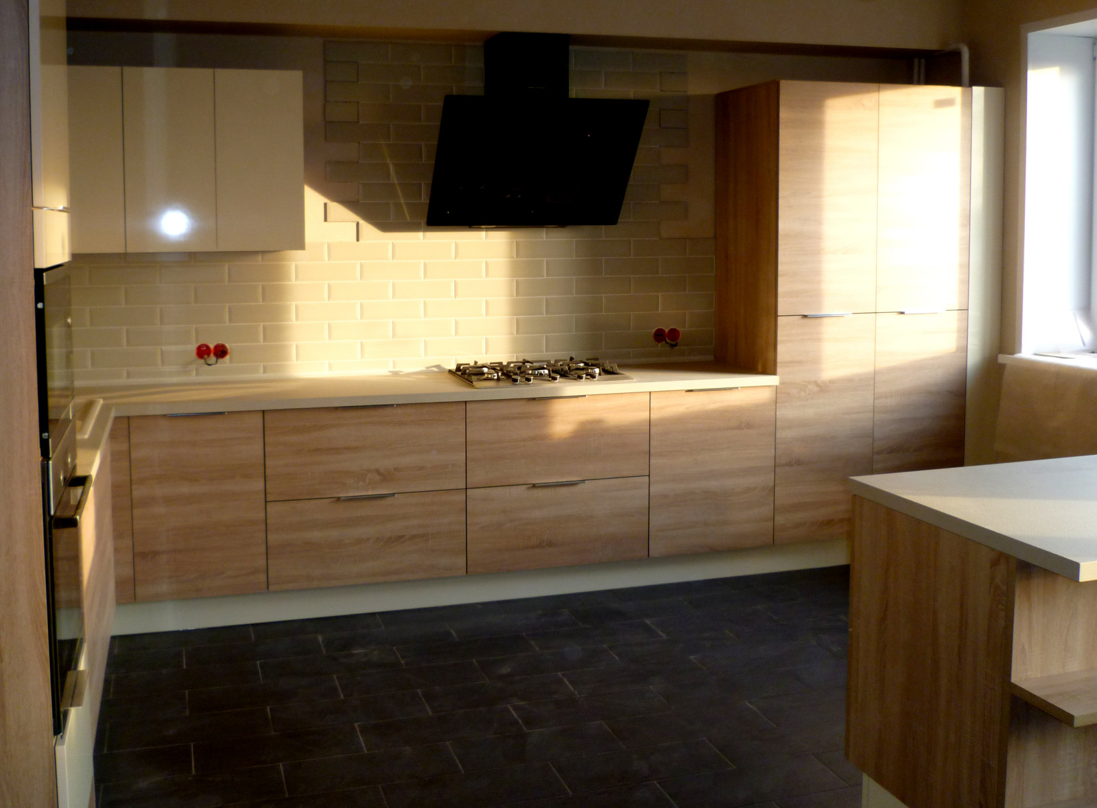 Кухня-гостиная бежевый и светлое дерево с островом\\обеденным столом в доме