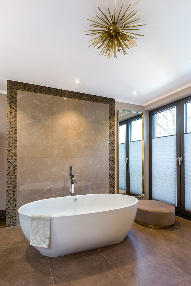 Badezimmer En Suite With flächenbündigen Schrankfronten, beigen Schränken, freistehender Badewanne, bodengleicher Dusche, beigen Fliesen, Fliesen aus Glasscheiben, beiger Wandfarbe, Keramikboden and braunem Boden in Berlin