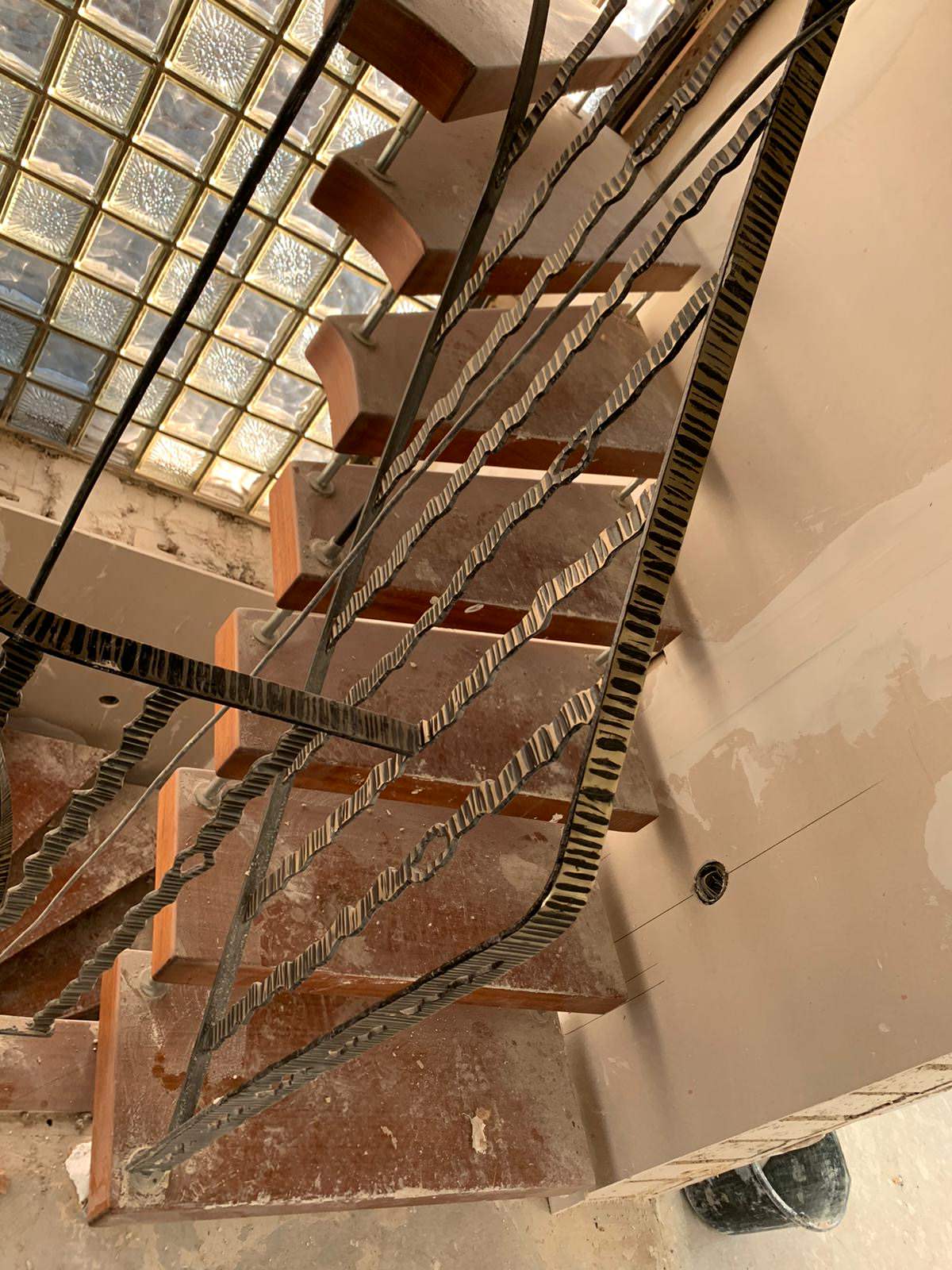 Черная лестница в проеме с окном