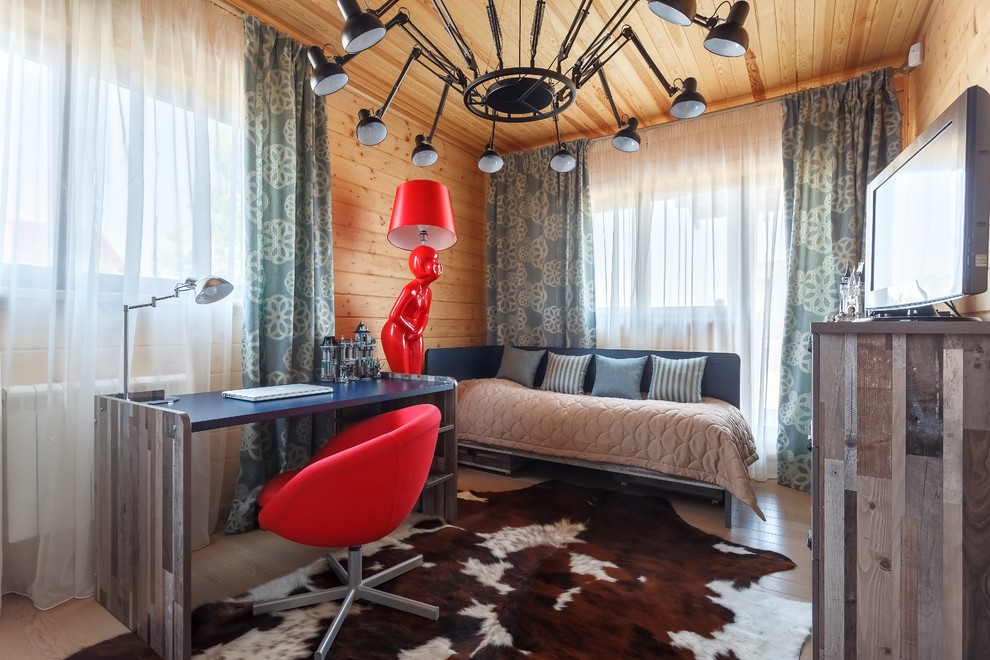 На фото: хозяйская спальня в стиле фьюжн с коричневыми стенами, паркетным полом среднего тона, коричневым полом, потолком из вагонки, деревянными стенами и рабочим местом