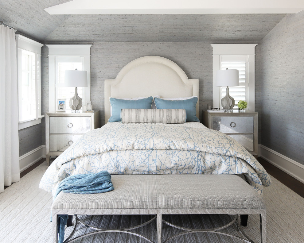 На фото: большая хозяйская спальня в морском стиле с серыми стенами, темным паркетным полом, серым полом, потолком с обоями и обоями на стенах с