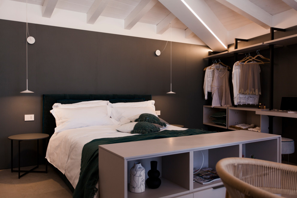Foto på ett stort funkis sovloft, med beige väggar, klinkergolv i porslin och beiget golv