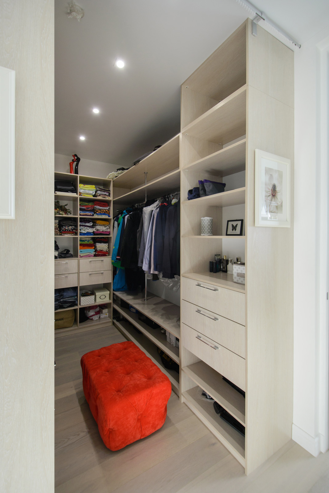 Гардеробная и красный пуф