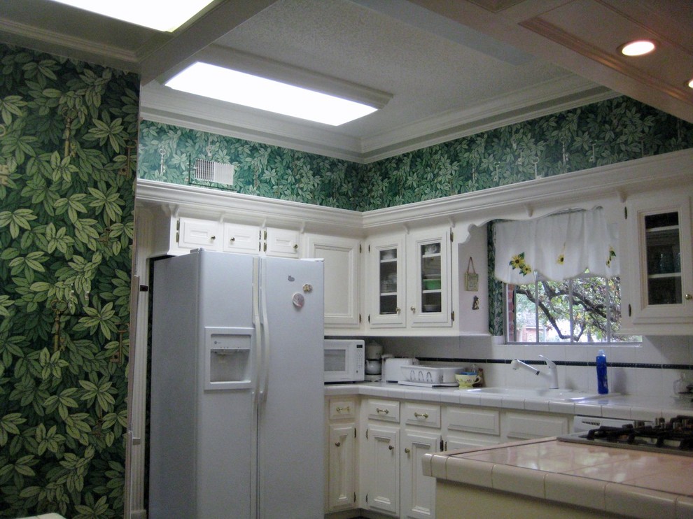 Example of a transitional home design design in Houston