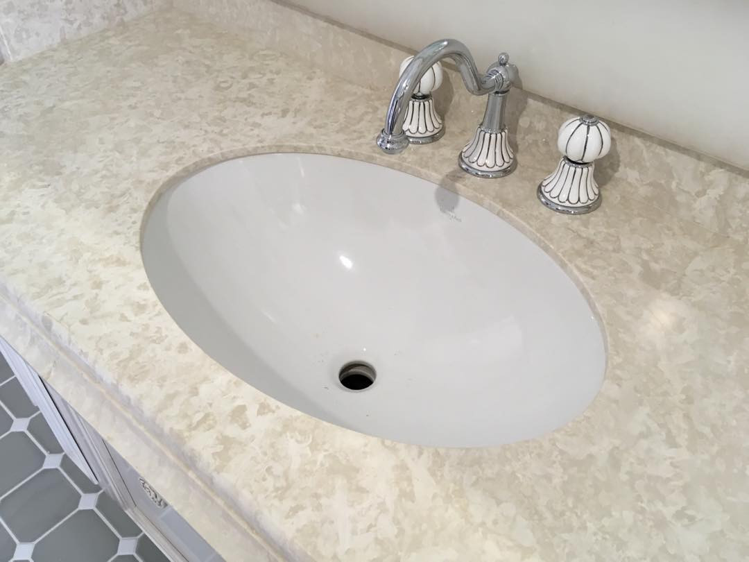 Столешница из мрамора с плинтусом в ванную комнату