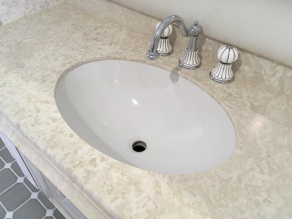 Столешница из мрамора с плинтусом в ванную комнату