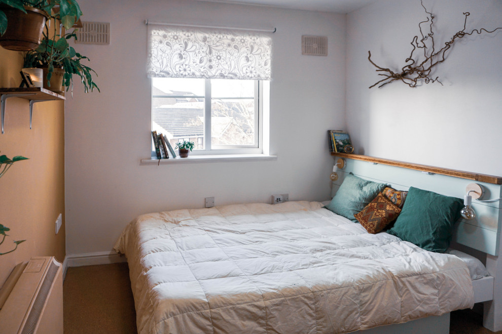 Mittelgroßes Uriges Hauptschlafzimmer ohne Kamin mit brauner Wandfarbe, Korkboden und braunem Boden in London