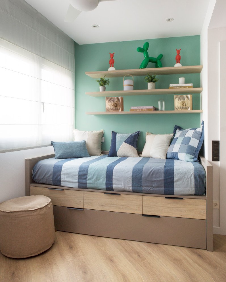 Immagine di una cameretta per ragazzi contemporanea con pareti verdi e pavimento in legno massello medio