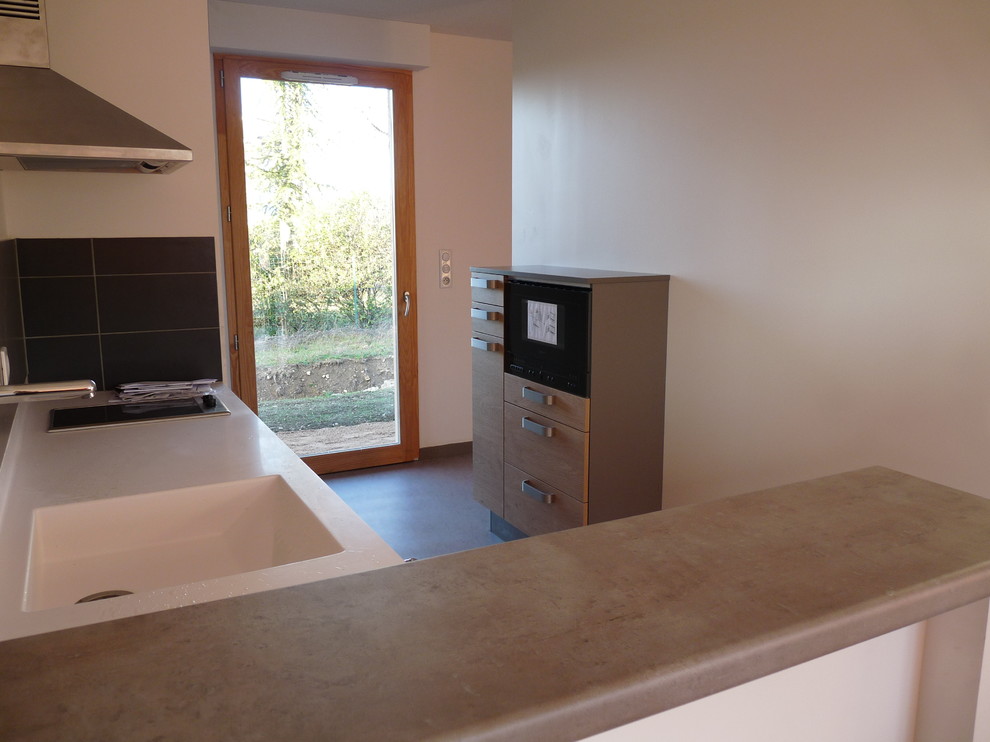 This is an example of a modern kitchen in Toulouse.