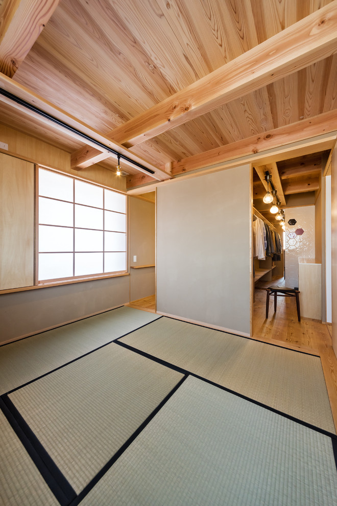 Ispirazione per una camera da letto etnica con pareti beige e pavimento in tatami