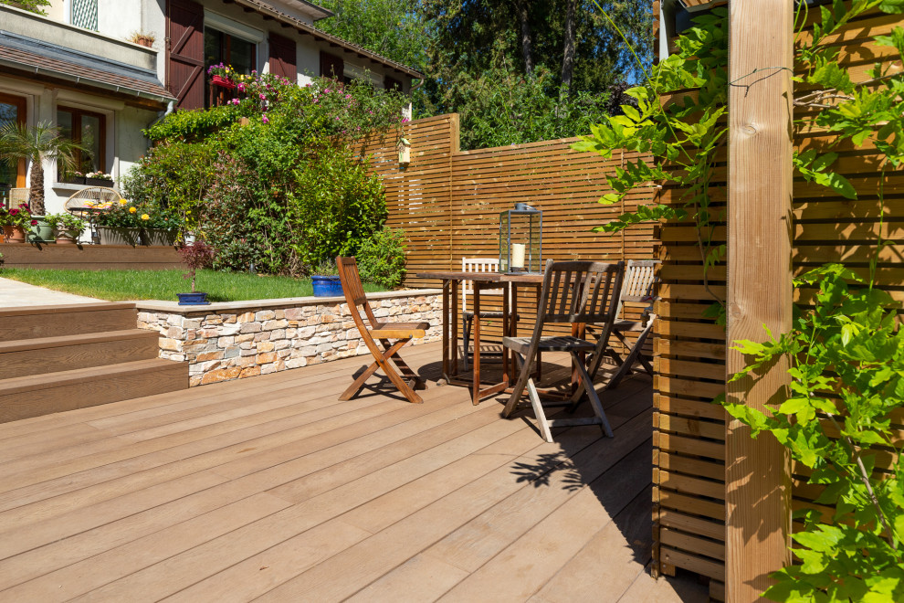 Diseño de jardín clásico renovado de tamaño medio en verano en patio delantero con pérgola, exposición total al sol y entablado