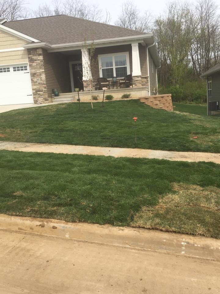 Inspiration for a front yard landscaping in Cedar Rapids.
