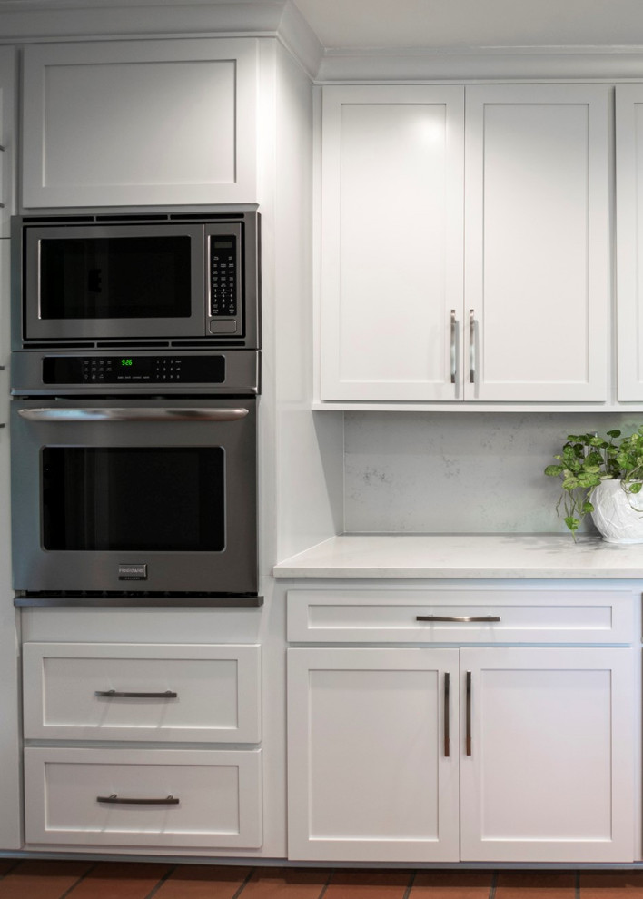 Idéer för att renovera ett mellanstort funkis vit vitt kök, med skåp i shakerstil och vita skåp