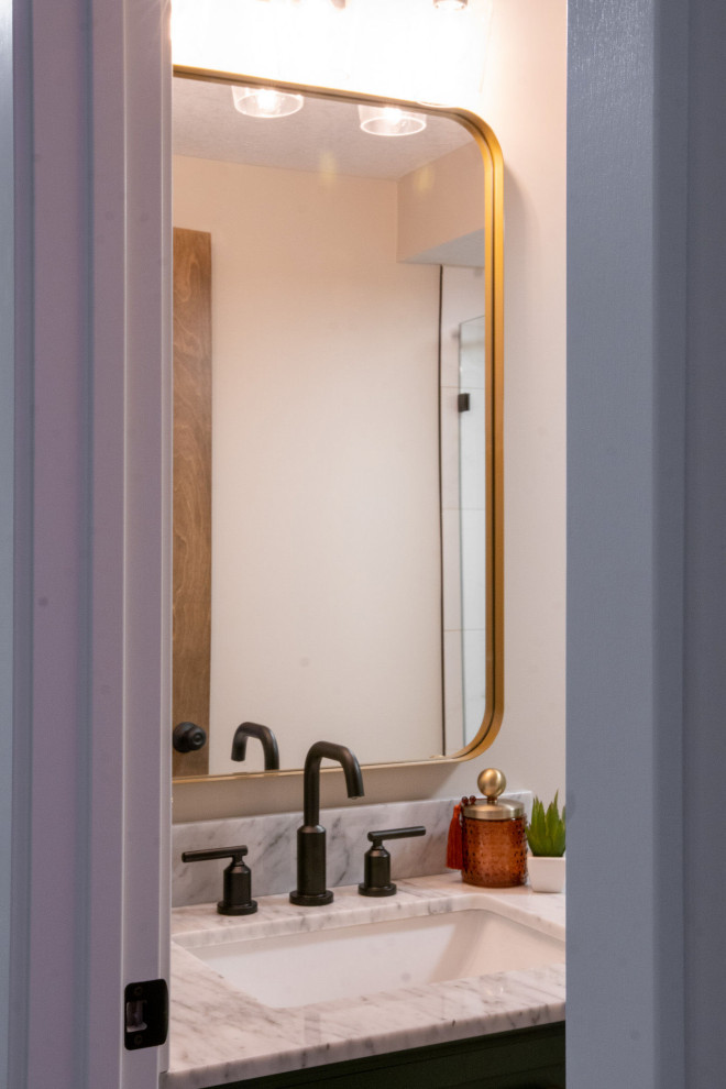 Cette image montre une salle d'eau traditionnelle de taille moyenne avec un placard à porte shaker, des portes de placards vertess, une douche d'angle, WC à poser, un carrelage beige, des carreaux de porcelaine, un mur beige, un sol en vinyl, un lavabo intégré, un plan de toilette en quartz modifié, un sol marron, une cabine de douche à porte battante, un plan de toilette blanc, meuble simple vasque et meuble-lavabo sur pied.
