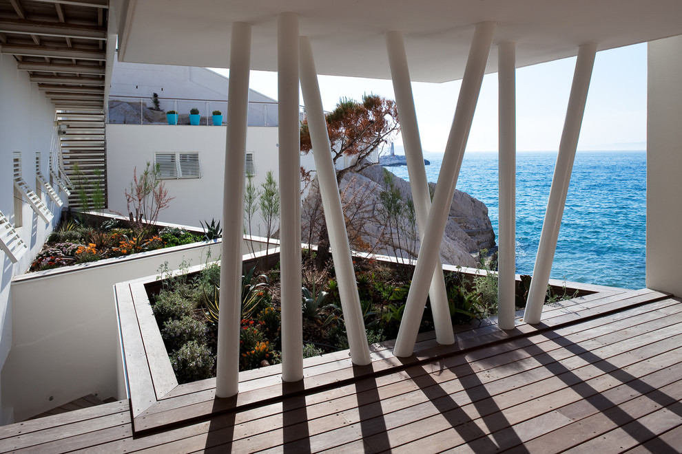 Beach style deck in Marseille.
