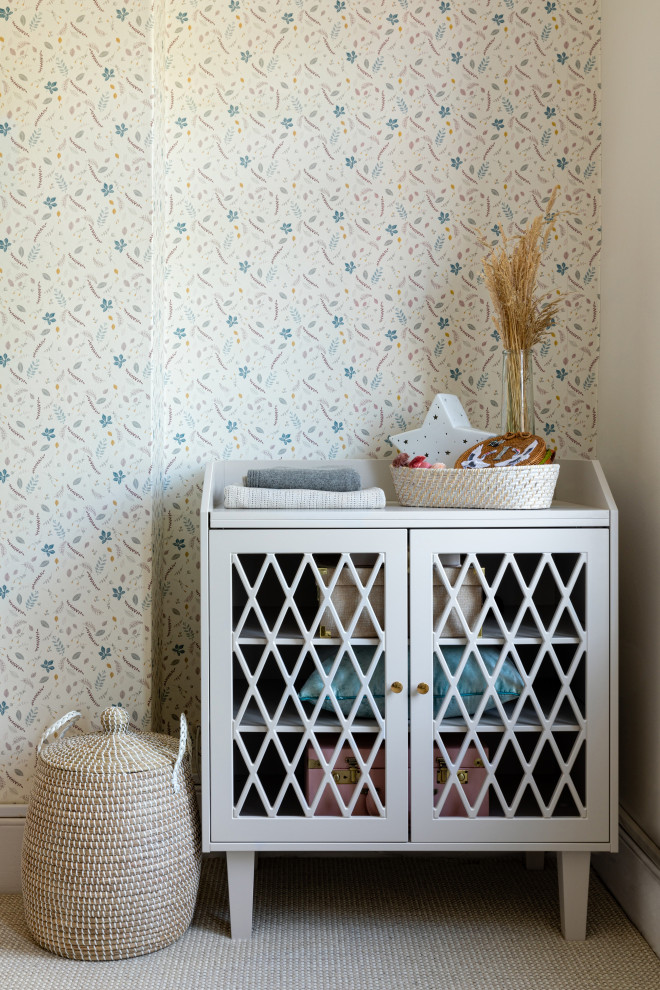 Foto de habitación de bebé niña clásica de tamaño medio con paredes beige, moqueta, suelo beige, casetón y papel pintado